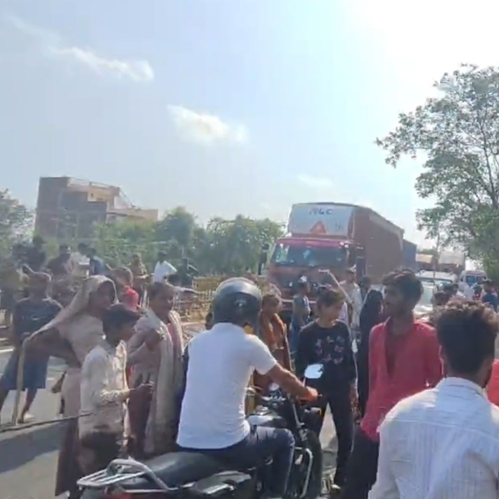 आग से नुकसान के बाद ग्रामीणों ने फोरलेन किया जाम:संतकबीरनगर में ग्रामीणों ने फोरलेन जाम किया, मुआवजे की मांग पर अड़े रहे