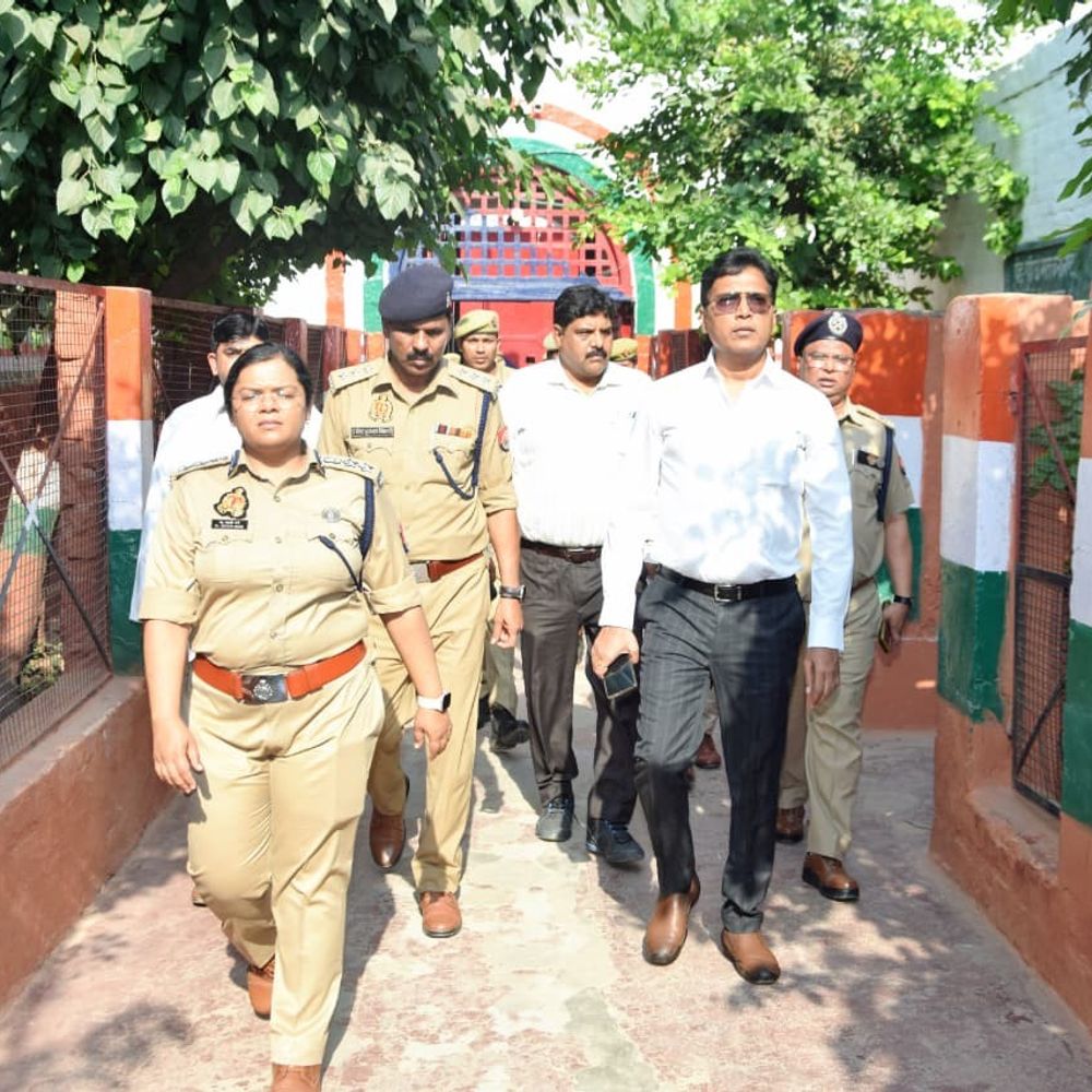 लखीमपुर खीरी जेल का डीएम-एसपी ने किया औचक निरीक्षण:बंदियों से बातचीत, व्यवस्था पर अधिकारियों ने जताया संतोष