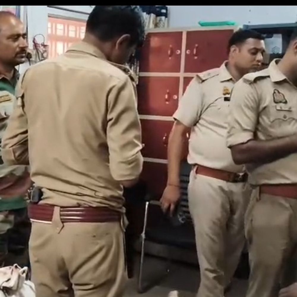 बाइक अनियंत्रित होकर डिवाइडर से टकराई, युवक की मौत:पुलिस शिनाख्त कराने में जुटी, बॉडी के पास नहीं मिला पहचान पत्र