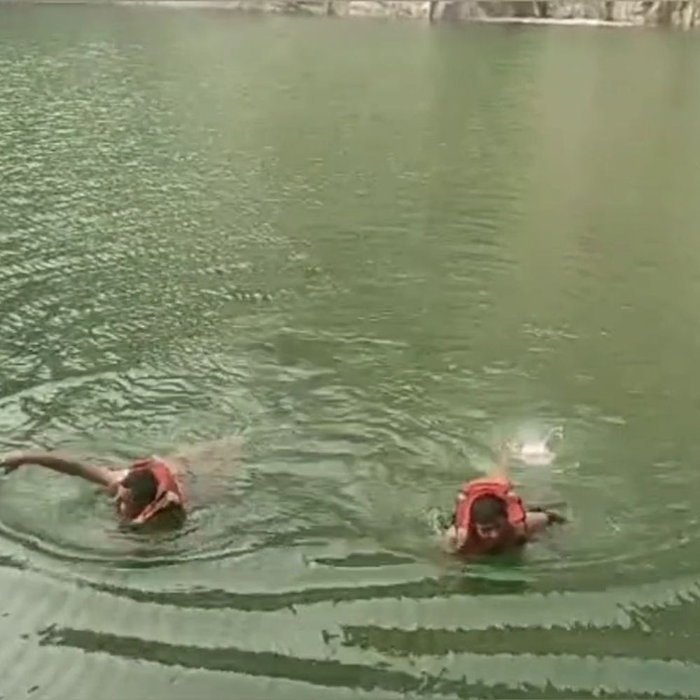 महोबा में 300 फीट गहरी खदान में कूदा व्यक्ति:26 घंटे बाद भी सुराग नहीं, SDRF टीम रेस्क्यू में जुटी