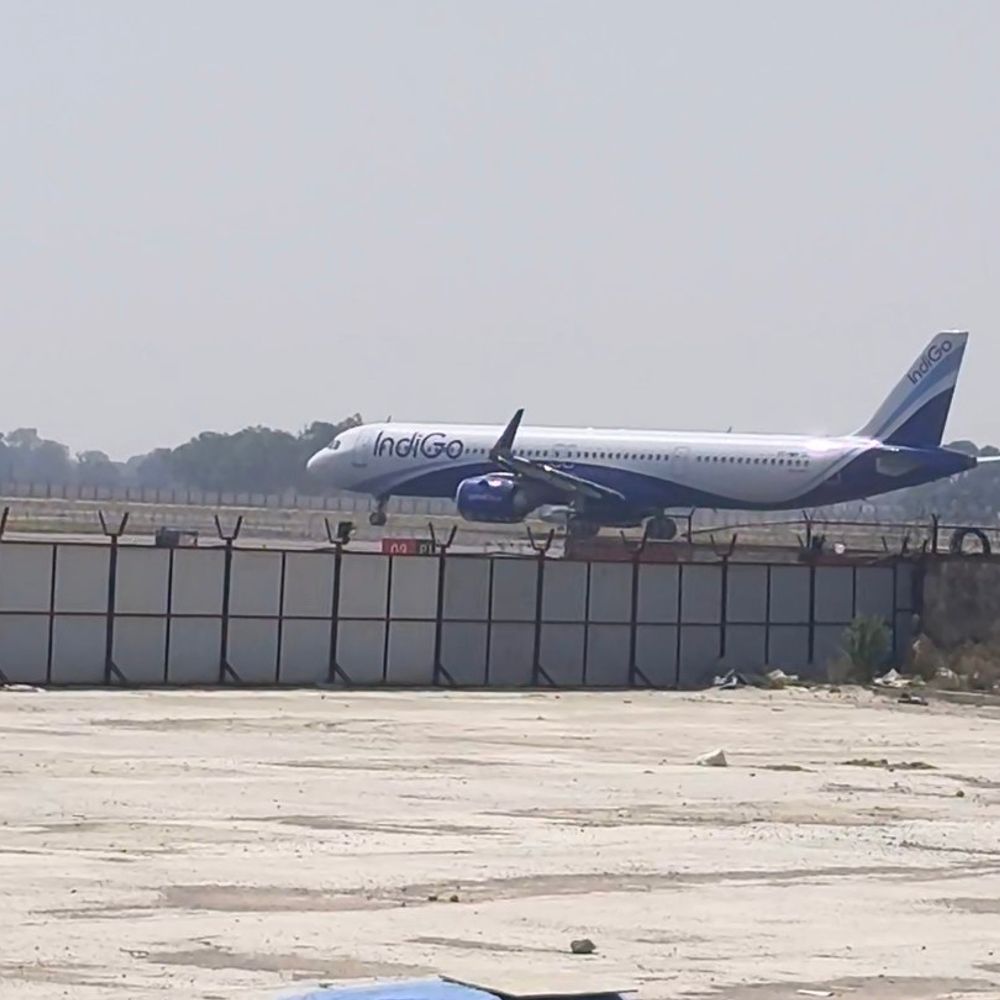 लखनऊ में इंडिगो फ्लाइट के सामने आया बंदर:रनवे पर पायलट ने लगाया इमरजेंसी ब्रेक, रायपुर के लिए उड़ान भर रही थी