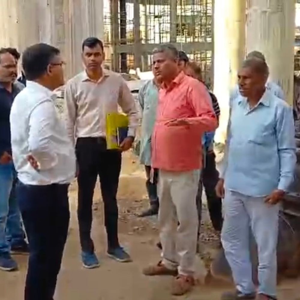 ललितपुर डीएम ने पेयजल योजनाओं का निरीक्षण किया:नई बस्ती, जगपुरा में 10 मई तक काम पूरा करने का अल्टीमेटम