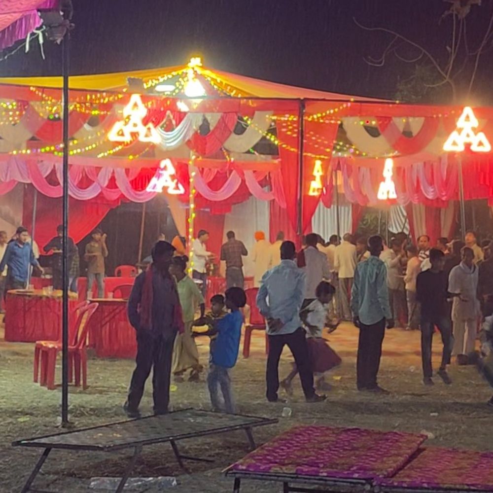 देर रात हुई बरसात से बदला मौसम:गोंडा में एक तिलक समारोह दौरान भीगते नजर आए लोग, तापमान में गिरावट