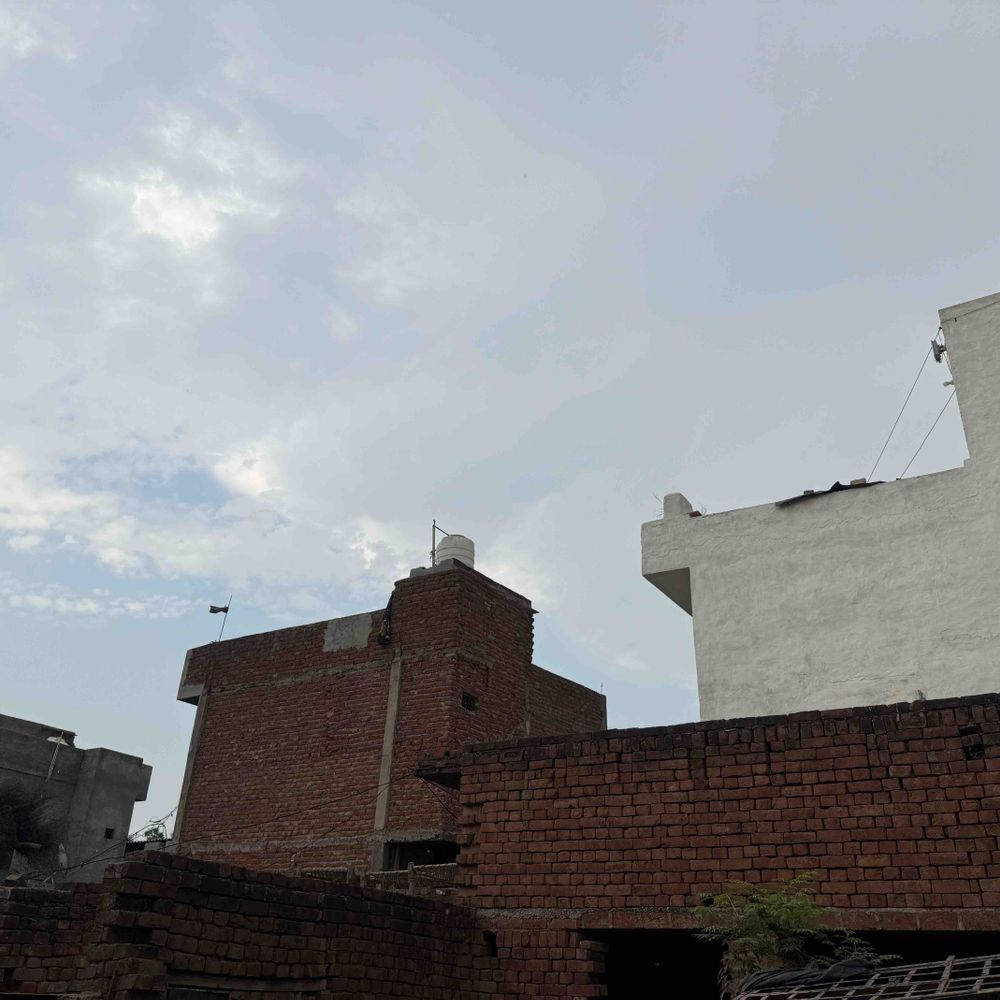 बुलंदशहर में मौसम बदला, तापमान 4 डिग्री गिरा:बूंदाबांदी से मिली भीषण गर्मी से राहत, तेज हवाएं भी चलीं