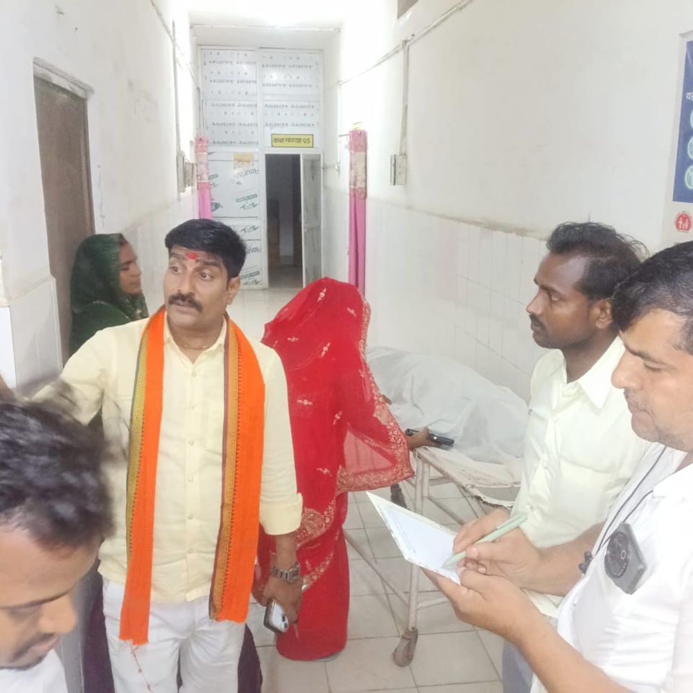 सोनभद्र में पिकअप-बाइक की टक्कर:हादसे में एक व्यक्ति की मौत, साथी गंभीर घायल