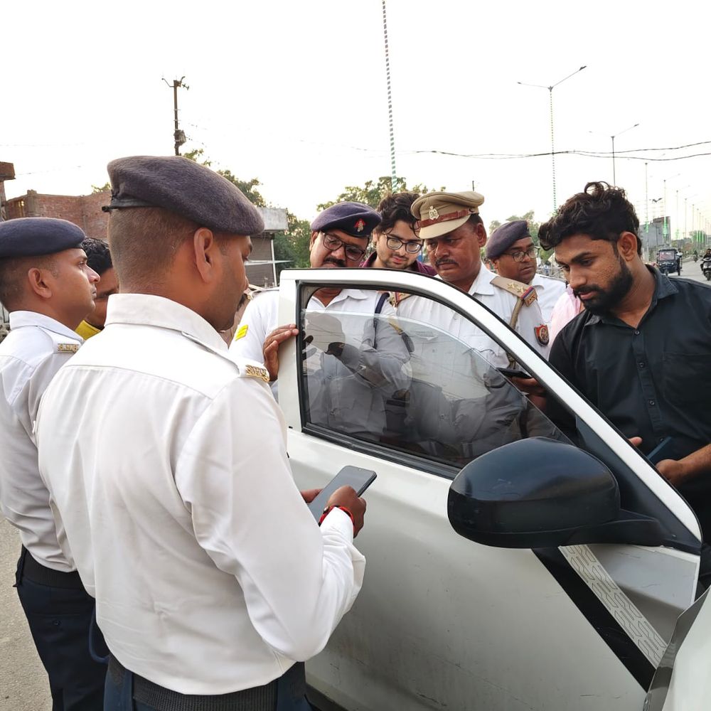 मऊ में यातायात नियम तोड़ने पर 270 वाहनों का चालान:पुलिस-ट्रैफिक टीम की संयुक्त कार्रवाई, वाहनों से काली फिल्म हटवाया