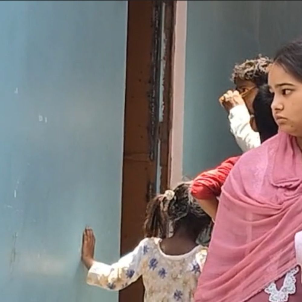 शादी में नहीं बुलाया, चाचा ने दरवाजे पर वेल्डिंग कराई:जालौन में भतीजा दुल्हन के साथ 2 घंटे घर के बाहर बैठा रहा