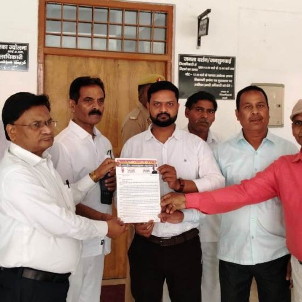 शिवाजी महाराज पर टिप्पणी से भड़का आक्रोश:बस्ती में धीरेंद्र शास्त्री की गिरफ्तारी की मांग, ज्ञापन सौंपा