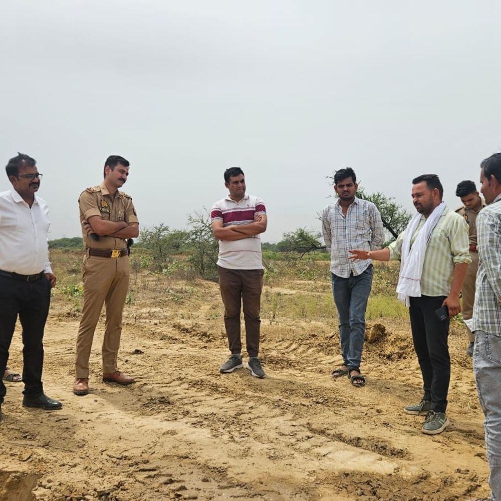 इटावा में अवैध मिट्टी खनन से फसलें बर्बाद:ग्रामीणों ने डंपर रोके, बसरेहर पुलिस ने खनन कार्य रुकवाया, मानकों को दरकिनार करके हो रहा खनन