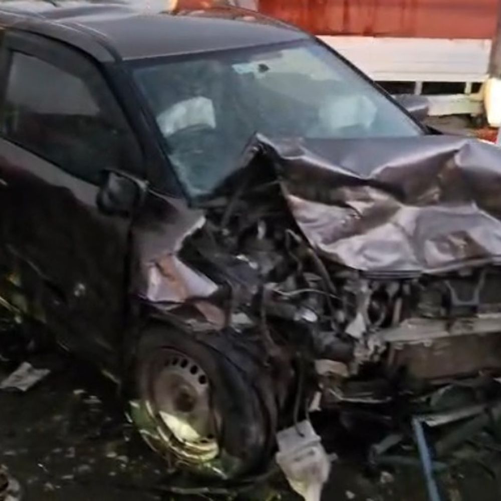 हापुड़ में NH-334 पर दो कारों की भिड़ंत:इंस्पेक्टर समेत 6 घायल, शादी में जाते समय हुआ हादसा