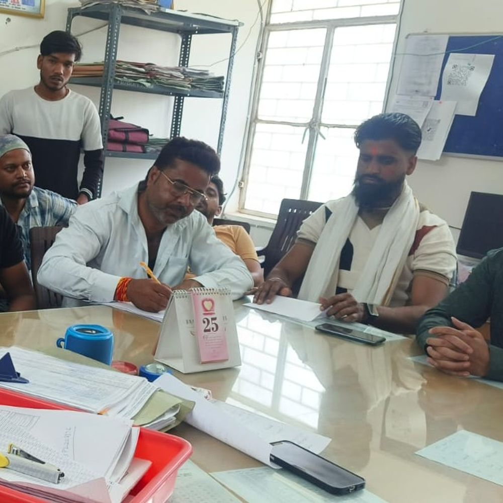 कन्नौज में स्मार्ट मीटर समस्या पर भाजपाइयों का घेराव:एक्सईएन को 3 दिन का अल्टीमेटम, समाधान न होने पर आंदोलन की चेतावनी