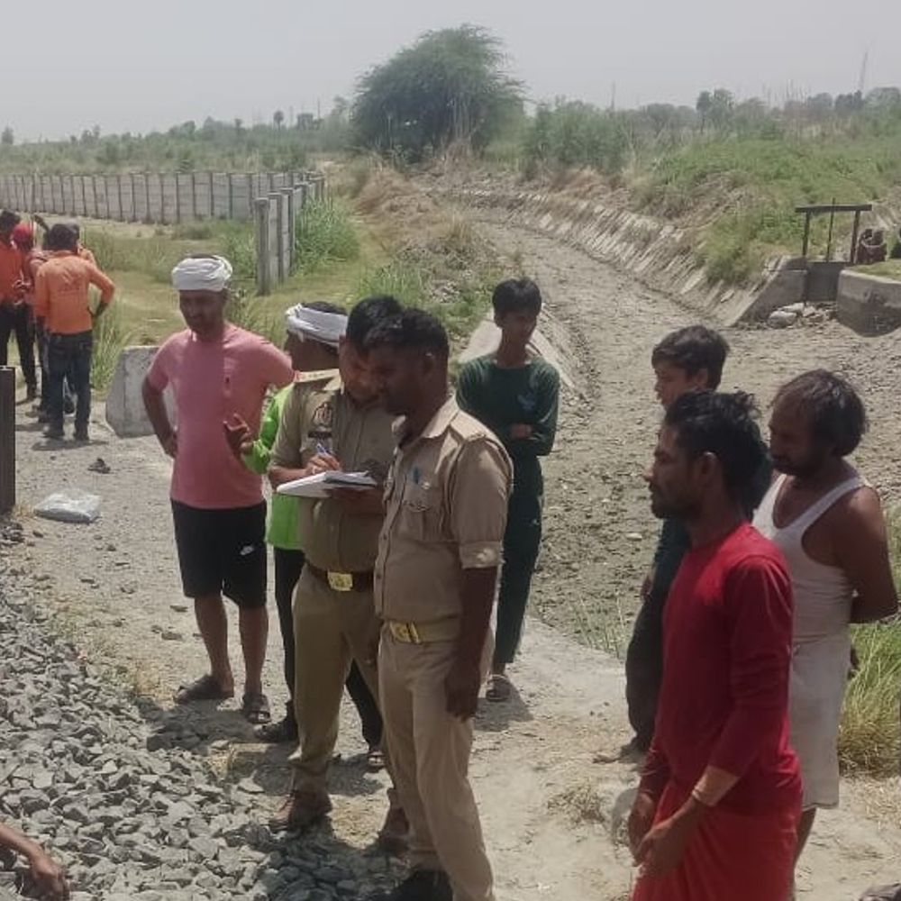 औरैया में युवक की ट्रेन से गिरकर मौत:पहचान के लिए पुलिस मोबाइल का लॉक खोलने में जुटी