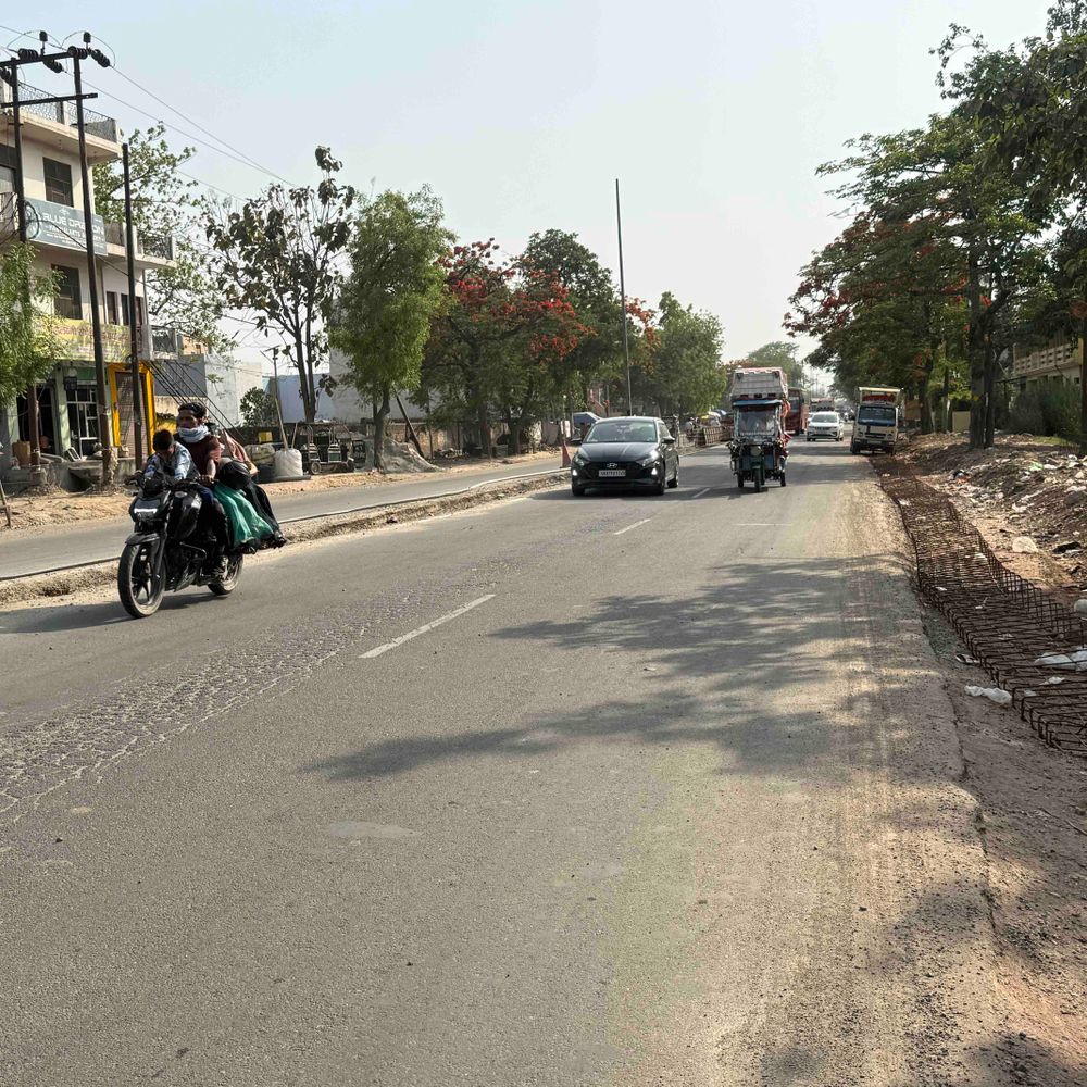 धूल प्रदूषण से राहत, नगर पालिका खर्च करेगी 6 करोड़:बुलंदशहर की प्रमुख सड़कों के किनारे लगाई जाएंगी टाइल्स