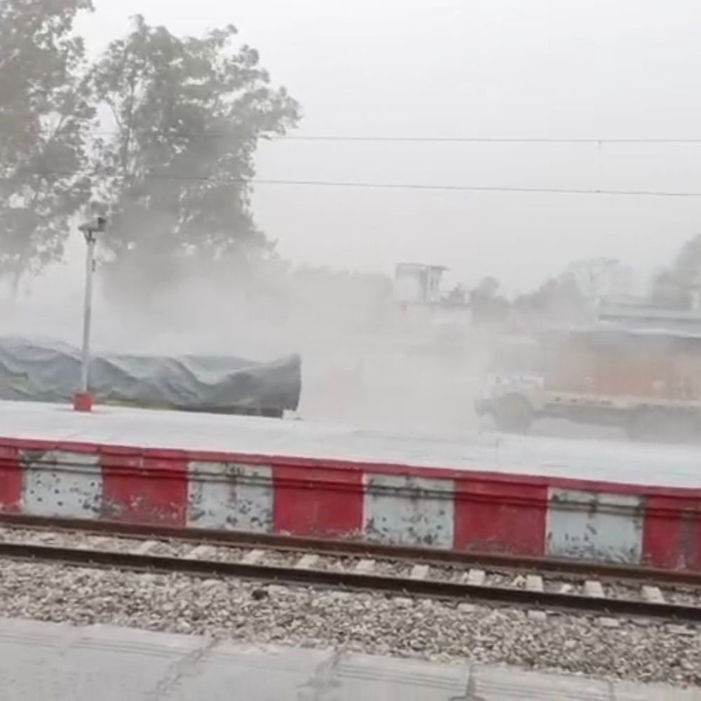 बिजनौर में आंधी-बारिश से गर्मी से मिली राहत:होर्डिंग और सोलर पैनल क्षतिग्रस्त, सड़क किनारे पेड़ों की टहनियां टूटकर गिरी