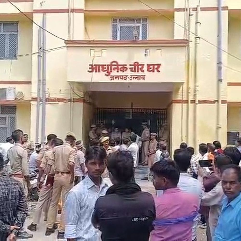 उन्नाव में सड़क हादसे के बाद हंगामा:परिजनों ने पोस्टमार्टम हाउस के दरवाजे, शीशे तोड़े, पुलिस ने संभाला