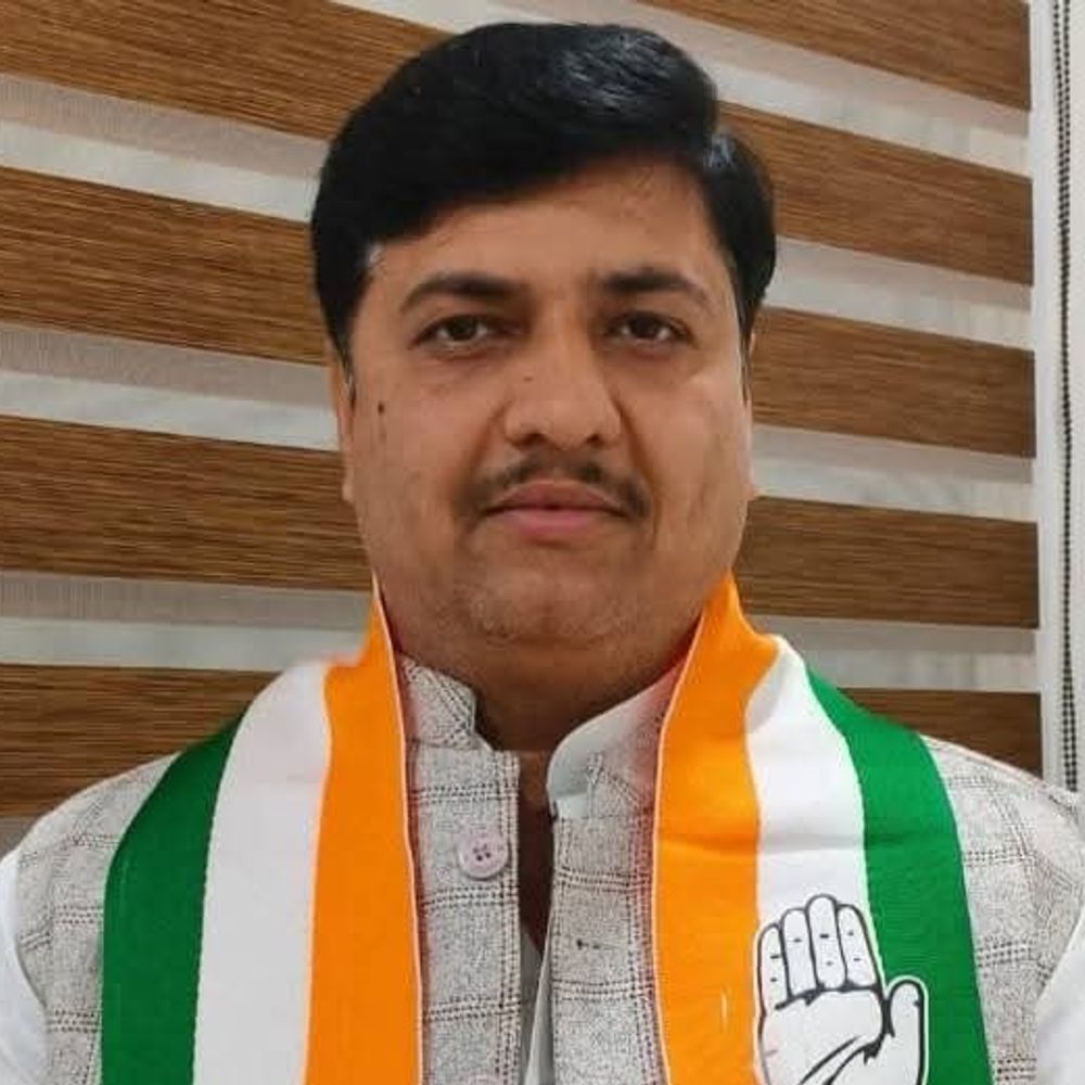 गंगा एक्सप्रेसवे शिलापट पर सिर्फ एक सांसद का नाम:हरदोई के 13 भाजपा जनप्रतिनिधि गायब, महिला नेताओं की अनदेखी पर कांग्रेस का हमला