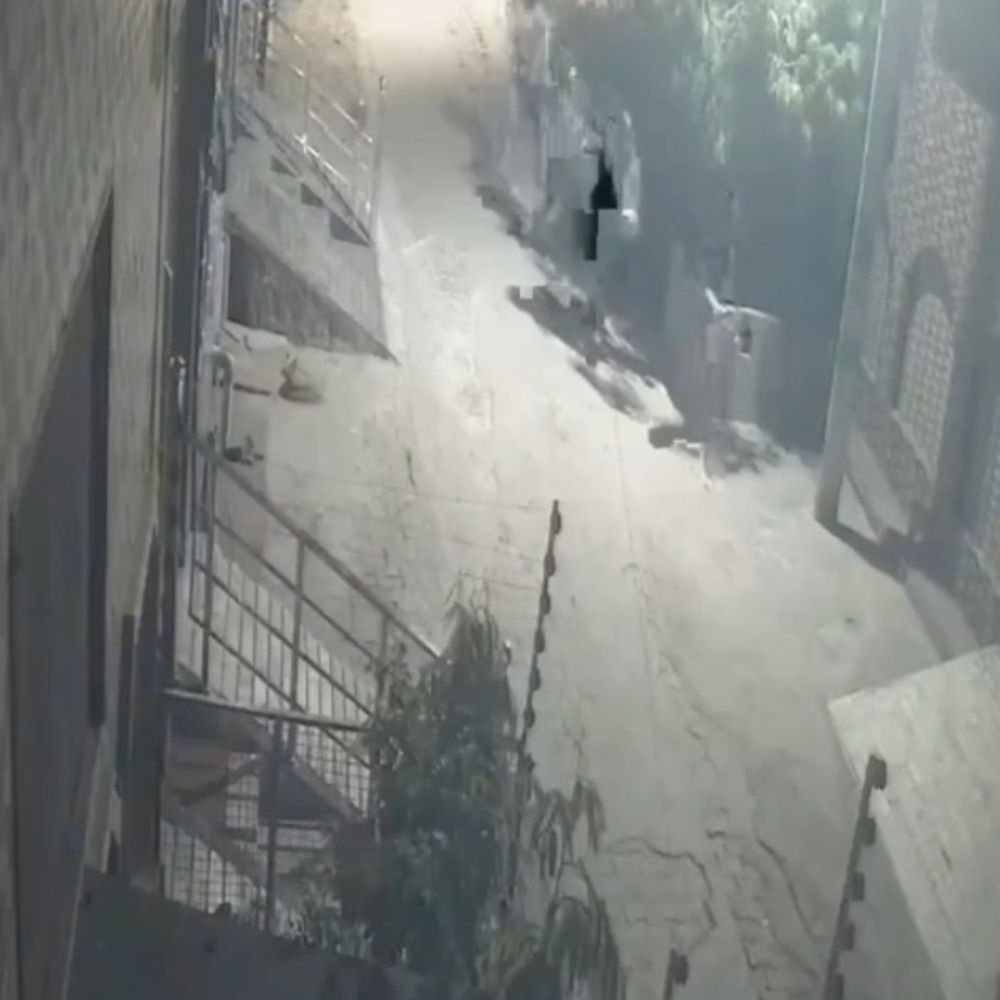 हाथरस में शिक्षक दंपती के बंद घर में चोरी:ताला तोड़कर अंदर घुसे हेलमेट पहने बदमाश, ज्वेलरी और कैश चोरी, घटना सीसीटीवी में कैद