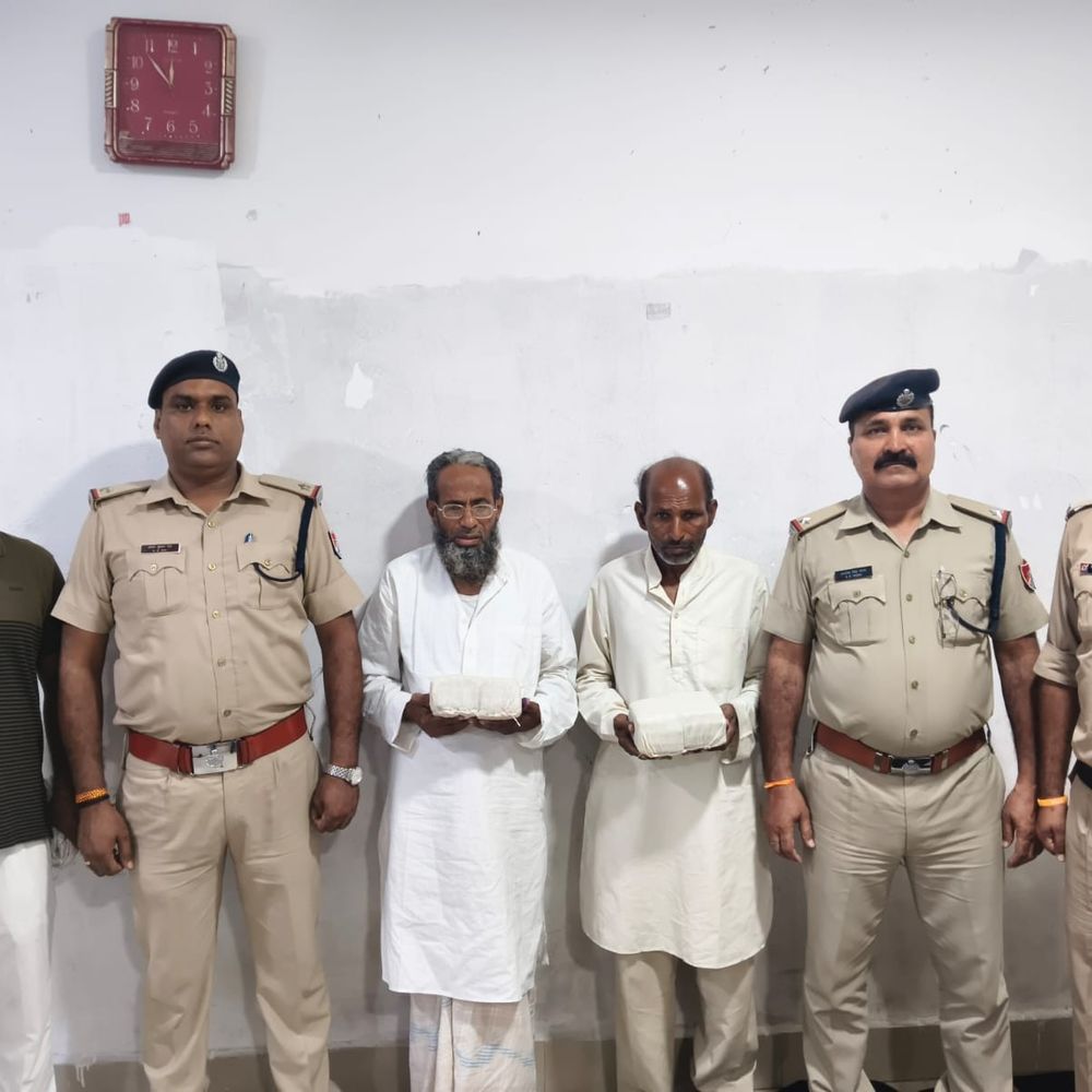 कप्तानगंज में ट्रेन से 4.3 किलो चरस बरामद:कुशीनगर में दो तस्कर गिरफ्तार, 11 लाख रुपये की कीमत