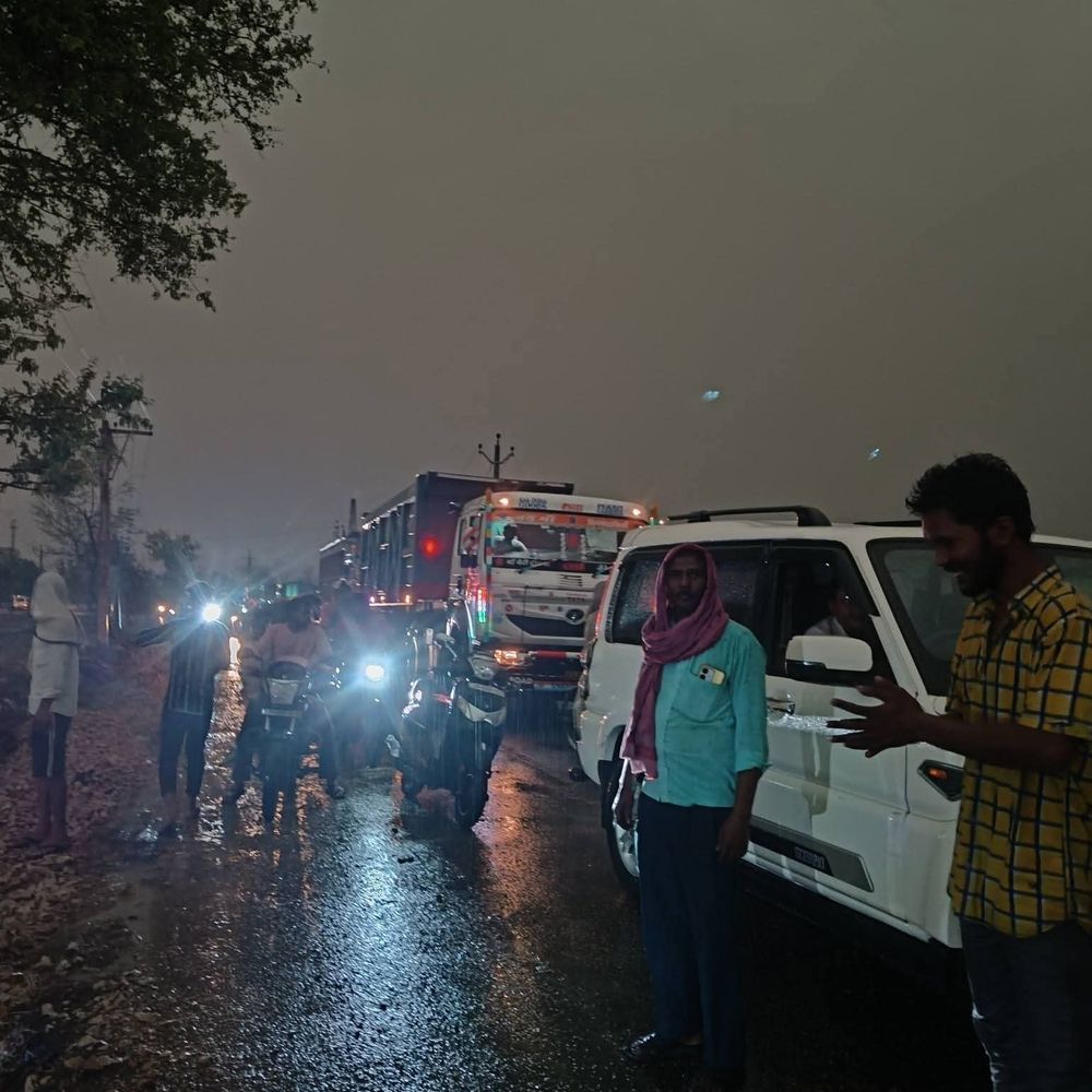 आंधी से गिरा पेड़, पुलिस ने खुद हटाया:वन विभाग की देरी पर बरियारपुर पुलिस ने बहाल कराया यातायात