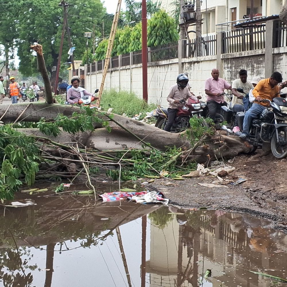 गाजीपुर में आंधी-तूफान से 3 लोगों की मौत:डीएम ने परिजनों से मिलकर सरकारी मदद का आश्वासन दिया