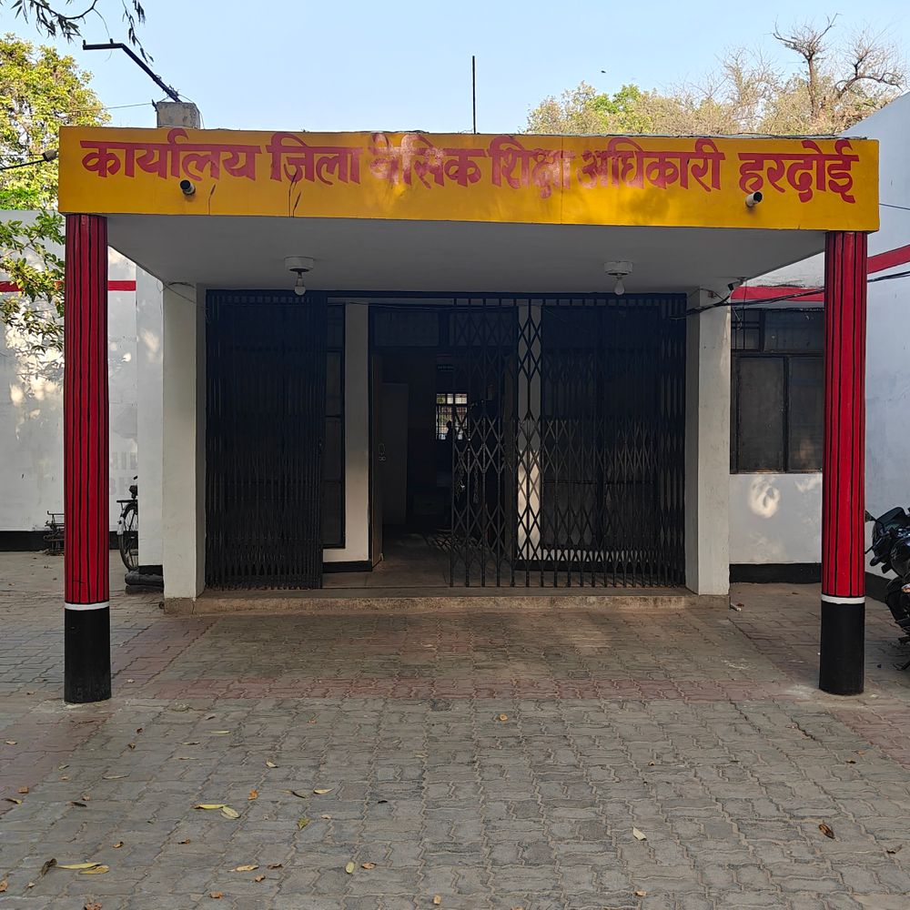 हरदोई में जनगणना प्रशिक्षण, खराब भोजन पर शिक्षकों का प्रदर्शन:थाली लेकर हाईवे पर उतरे, पुलिस ने शांत कराया; बीएसए ने जांच बैठाई