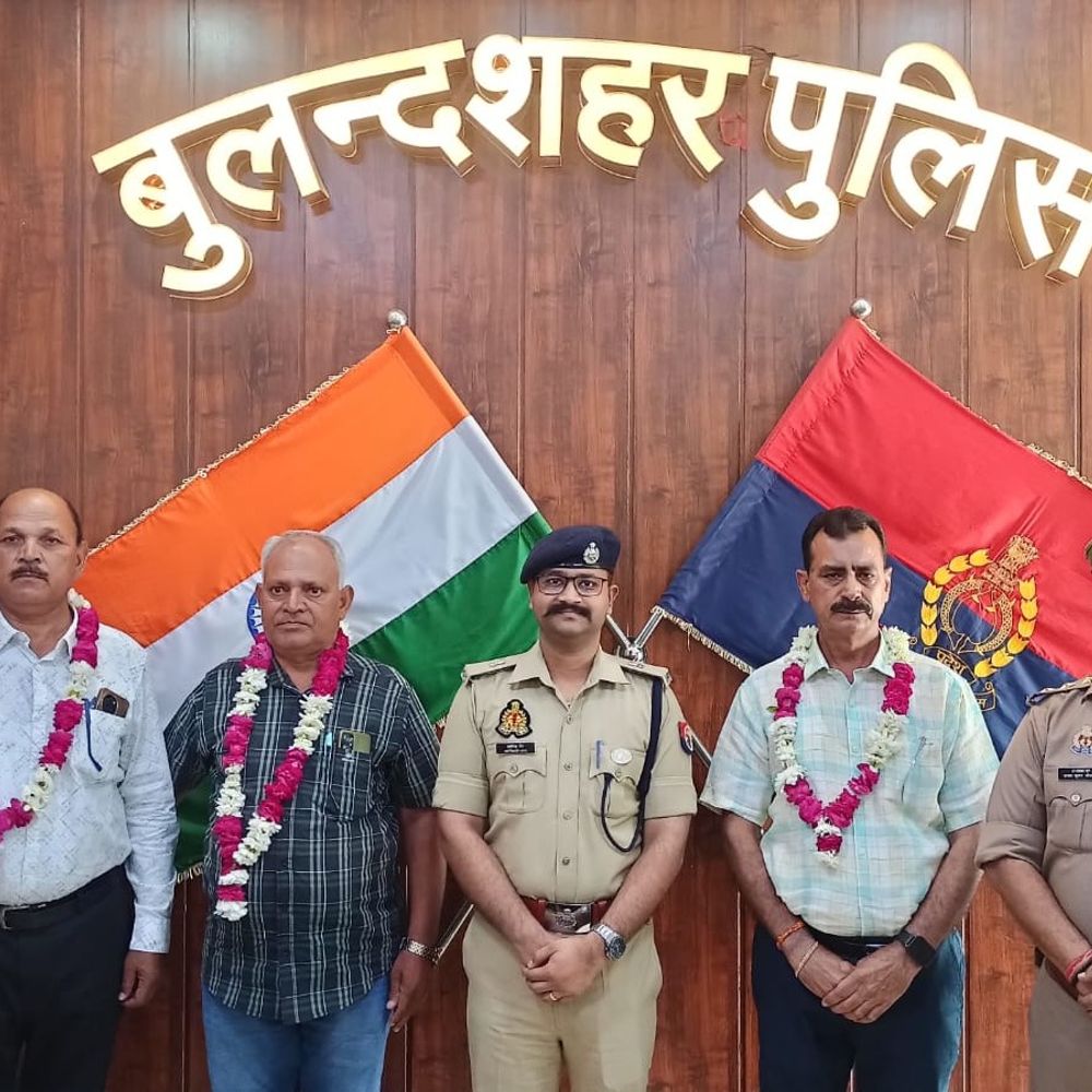 बुलंदशहर पुलिस लाइन में 3 पुलिसकर्मी सेवानिवृत्त:ASP ग्रामीण अंतरिक्ष जैन ने किया सम्मानित, की कार्यों की सराहना