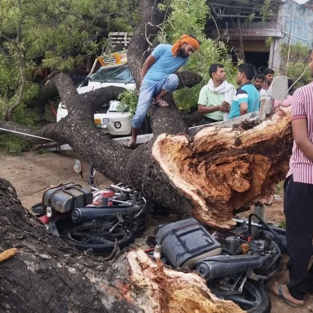 अयोध्या में आंधी से बिजली के पोल गिरे:ट्रांसफार्मर खराब होने से 50 हजार लोग अंधेरे में रहे, सप्लाई शुरू करने की मांग