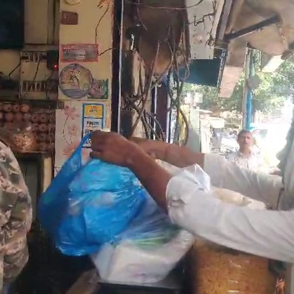 मथुरा-वृंदावन में सिंगल यूज प्लास्टिक पर अभियान तेज:नगर निगम ने जब्त की 50 किलो पॉलिथीन, लगाया जुर्माना