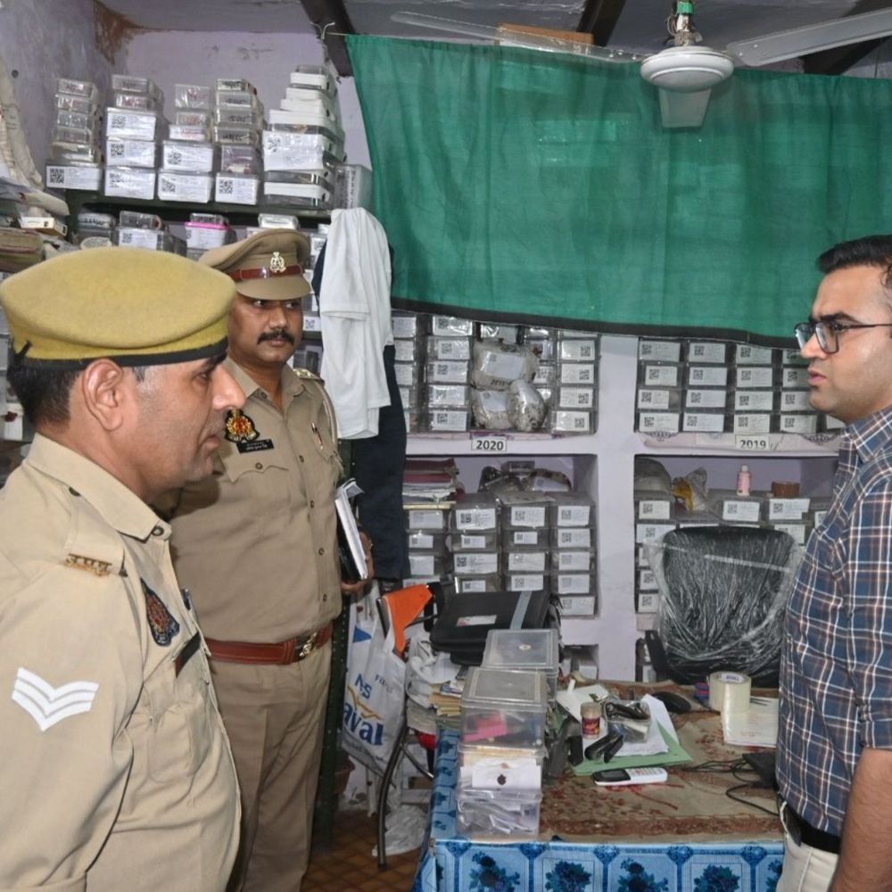 फिरोजाबाद SSP ने किया टूंडला थाने का निरीक्षण:दस्तावेज, हवालात जांचे; लंबित विवेचनाओं पर जताई नाराजगी, 'यक्ष एप' पर डाटा अपडेट के निर्देश