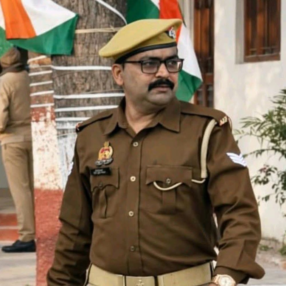 मऊ में डंपर की टक्कर से हेड कांस्टेबल की मौत:तीन अन्य घायल, तेज टक्कर से 15 फीट गहरे गड्ढे में गिरी वैन, रात्रि गश्त पर निकले थे