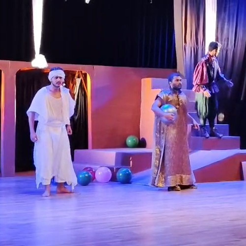 भारतेन्दु नाट्य अकादमी में 'किंग लियर' का मंचन:दर्शकों ने देखी सत्ता, अहंकार और रिश्तों के टूटने की पीड़ा