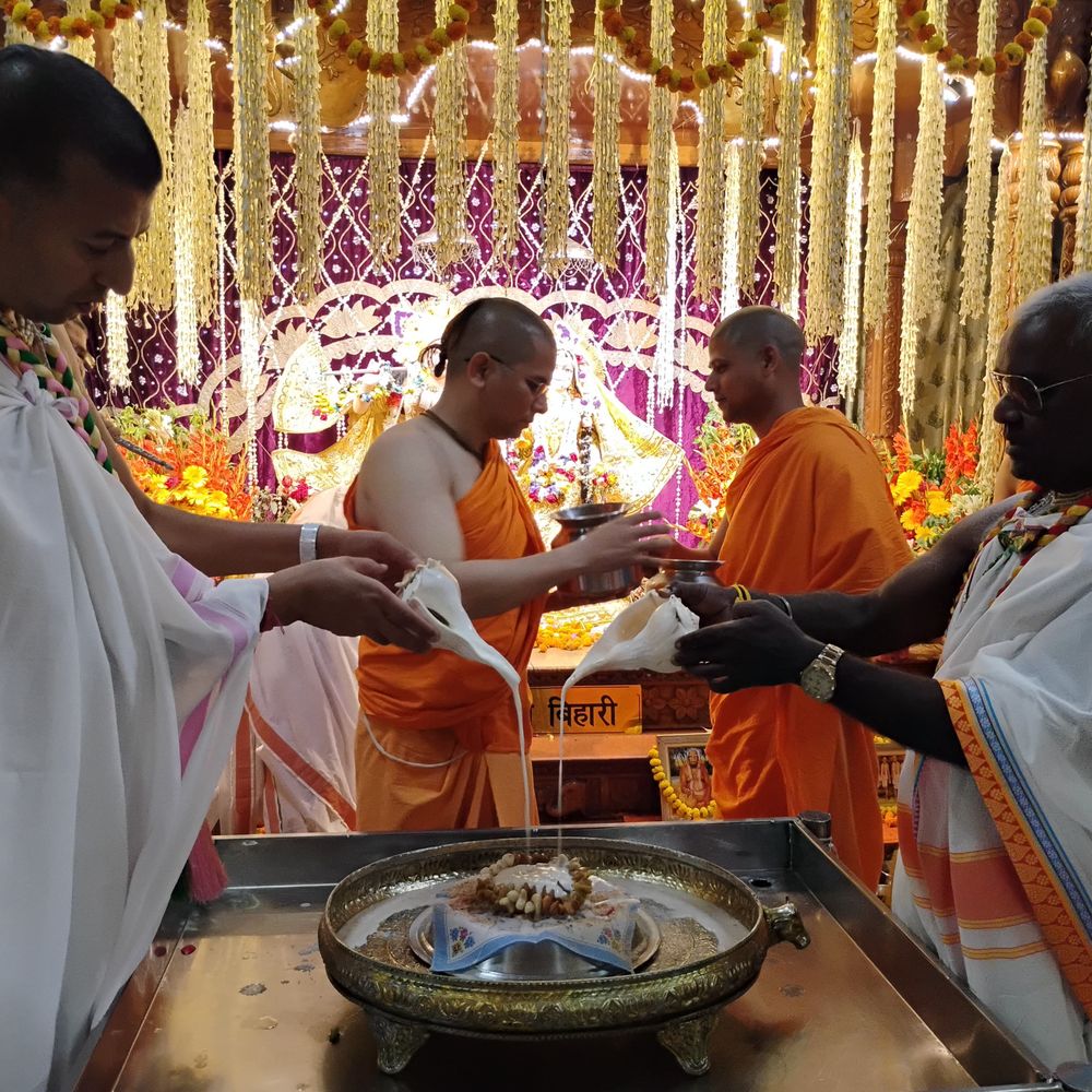 लखनऊ इस्कॉन मंदिर में नरसिंह चतुर्दशी महोत्सव:भक्तों ने हरिनाम संकीर्तन और कथा श्रवण कर मनाया उत्सव