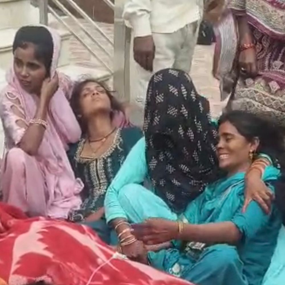 संभल में नवजात के जन्म के बाद मां की मौत:अस्पताल संचालक और स्टाफ फरार, एक साल पहले शादी हुई थी