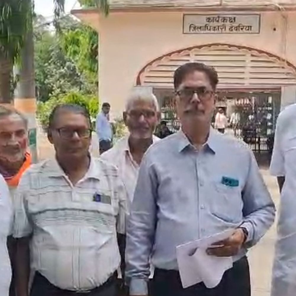 धीरेन्द्र शास्त्री के बयान पर भारतीय कुर्मी महासभा का विरोध:कलेक्ट्रेट में की नारेबाजी, प्रधानमंत्री के नाम डीएम को दिया ज्ञापन