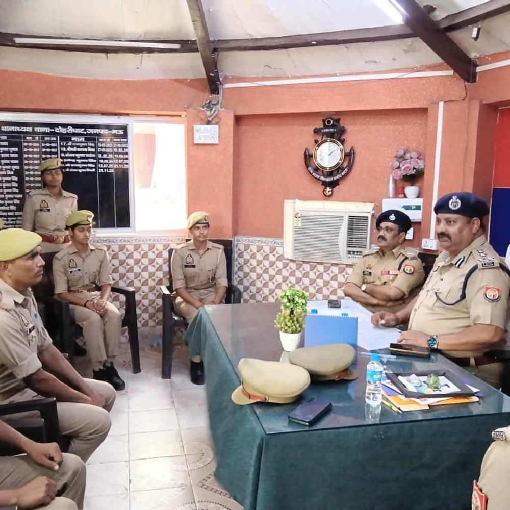 डीआईजी-एसपी ने दोहरीघाट थाने का औचक निरीक्षण किया:मऊ में गैंगस्टर-गुंडा एक्ट पर त्वरित कार्रवाई के निर्देश दिए