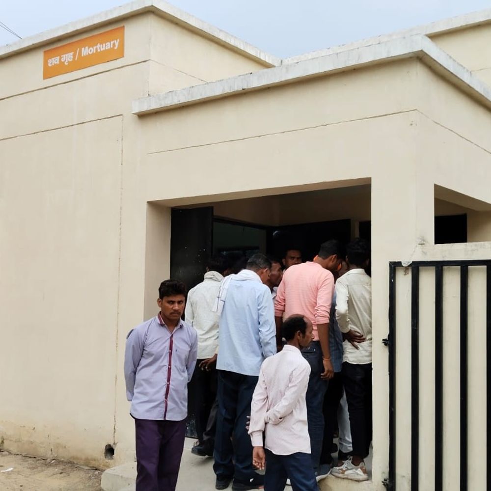 पीलीभीत में दो ट्रकों की टक्कर में चालक की मौत:सितारगंज हाईवे पर हुआ हादसा, ट्रक लेकर लौट रहा था घर