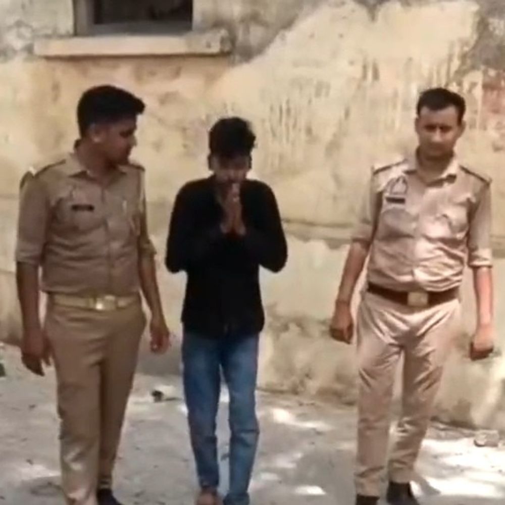 फर्रुखाबाद में सिपाही से मारपीट के दो आरोपी गिरफ्तार:दोनों ने कान पकड़कर मांगी माफी, बोले- अब गलती नहीं करेंगे