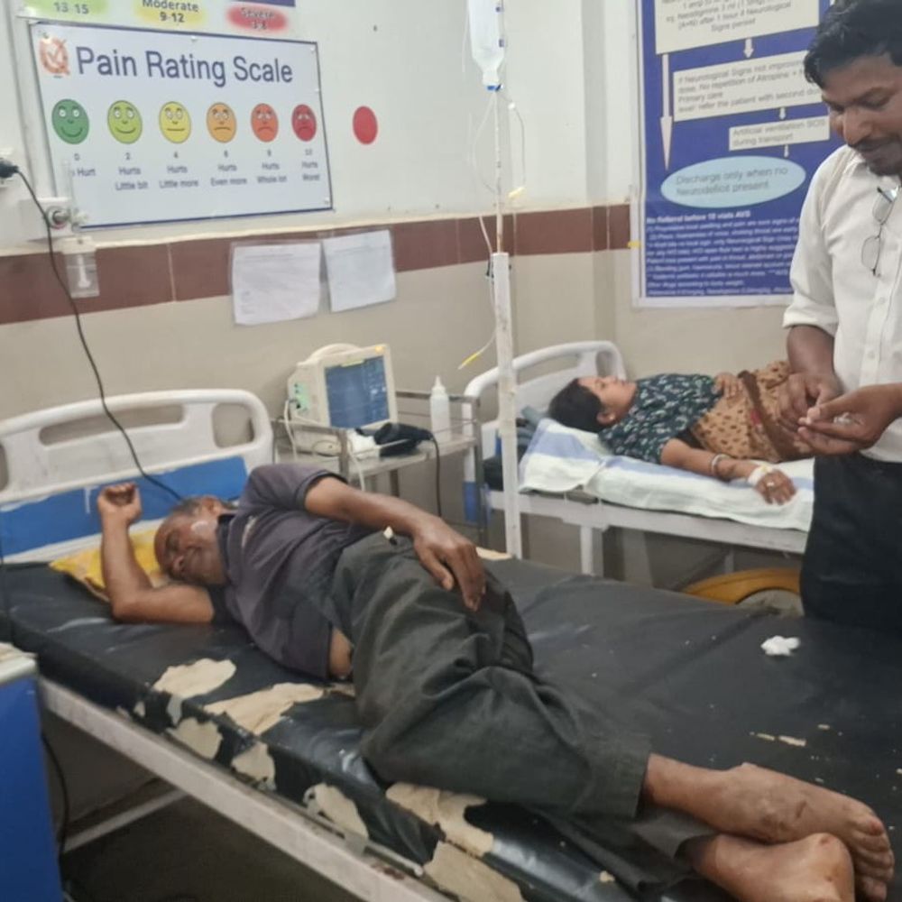 लांजी में वाहन-बाइक की भिड़ंत, दो बुजुर्ग घायल:दहेज का सामान लेकर लौटते समय टक्कर से सड़क पर गिरे; सिर-पैर पर चोट