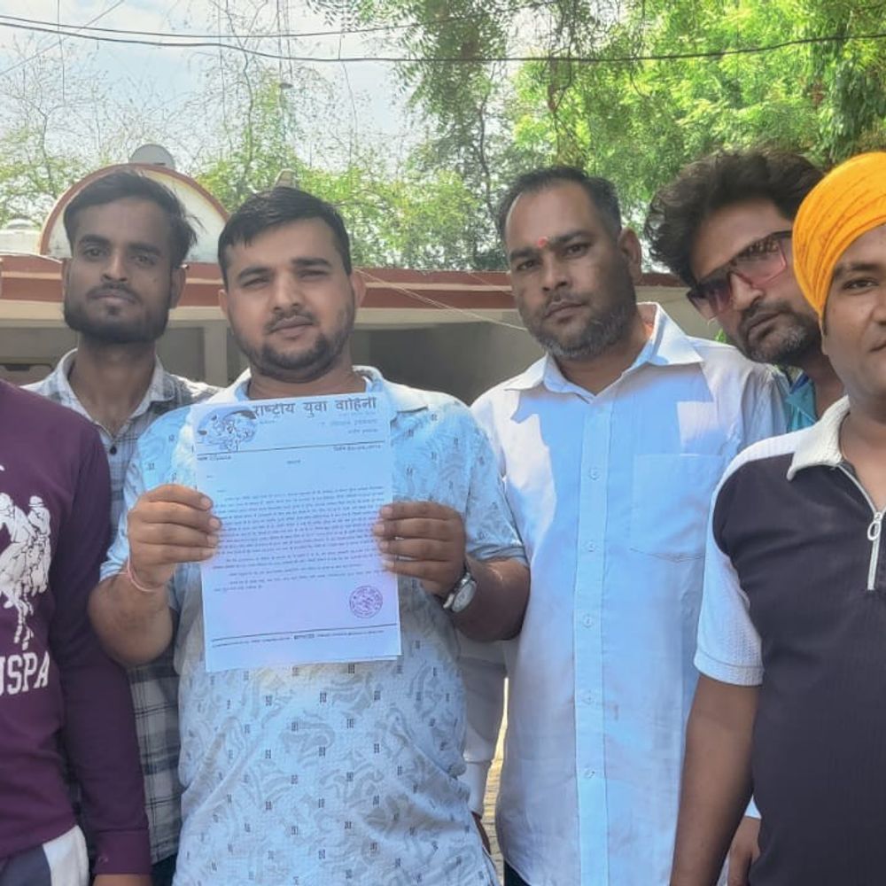 आईपीएस अजय पाल शर्मा को बदनाम करने का विरोध:फिरोजाबाद में राष्ट्रीय युवा वाहिनी ने एसपी सिटी को सौंपा ज्ञापन