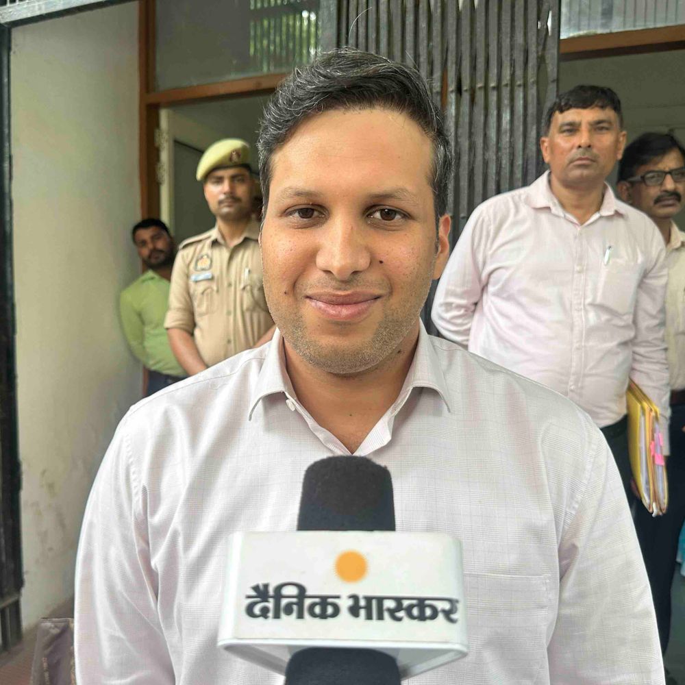 गाजियाबाद सोसायटी आग, डीएम ने 17 विभागों संग की बैठक:सुरक्षा व्यवस्था मजबूत करने के लिए लिए गए कई बड़े फैसले