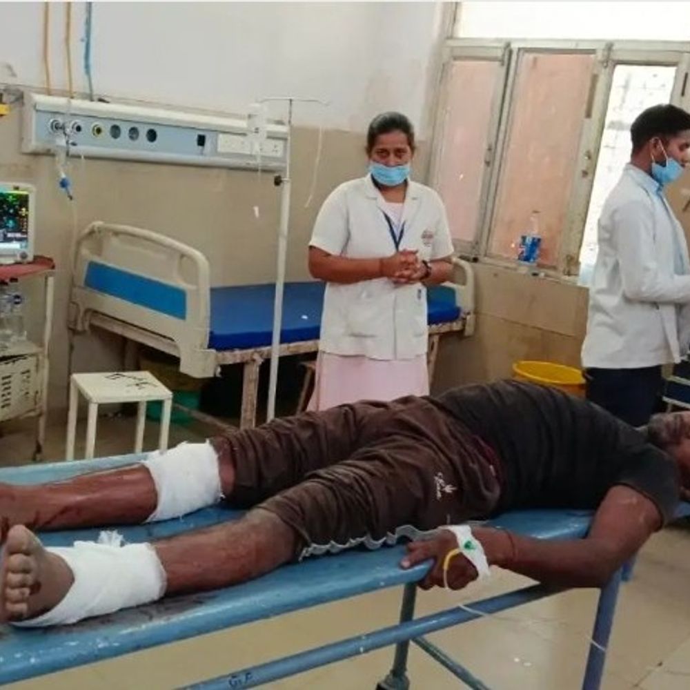 फतेहपुर में संविदा कर्मी करंट से झुलसा:एक बाहरी व्यक्ति भी घायल, बिजली विभाग पर लापरवाही का आरोप