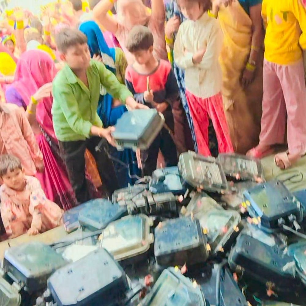 स्मार्ट मीटर से चार गुना बिल, बिजली कटने पर गुस्सा:फिरोजाबाद में महिलाओं ने मीटर उखाड़कर बिजलीघर पर फेंके, प्रदर्शन किया