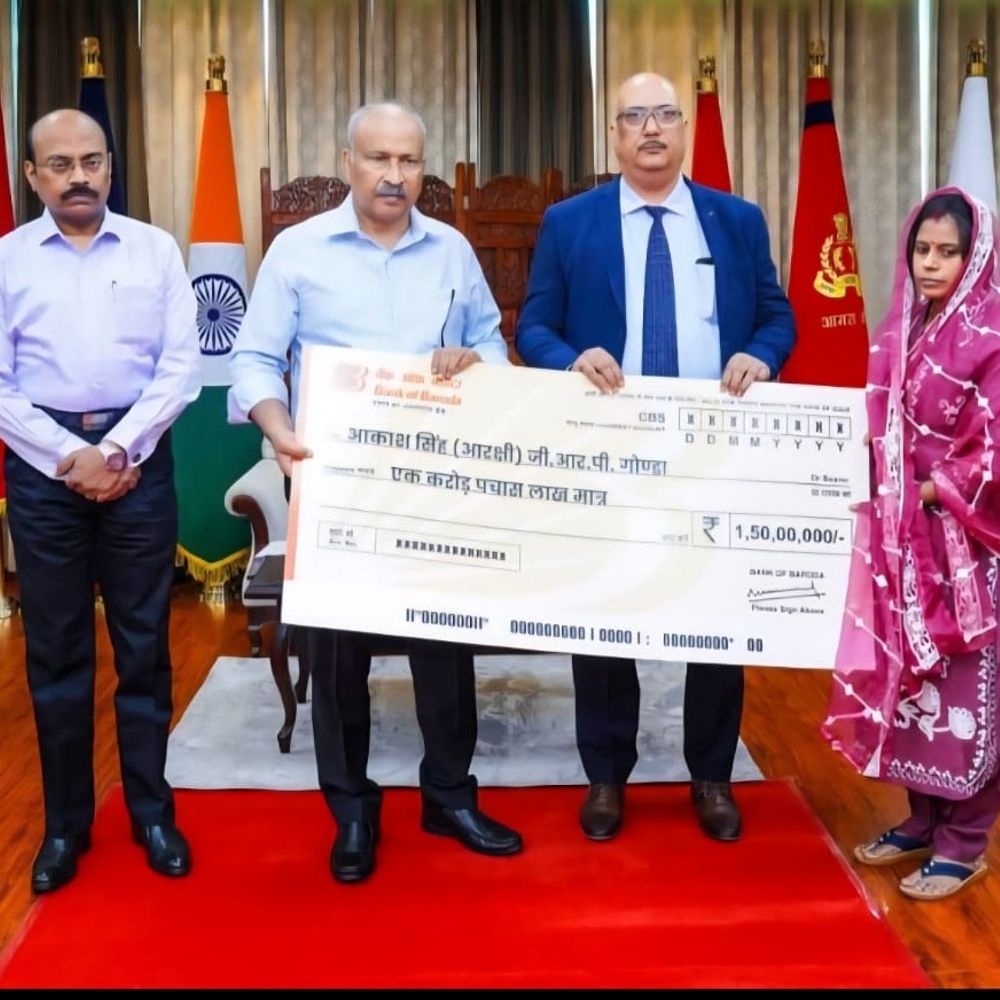 जीआरपी सिपाही को डीजीपी ने दी 1.5 करोड़ की मदद:आरोपी पकड़ते समय पैर कटा था, पत्नी को सौंपा चेक, 30 दिन से लखनऊ में भर्ती