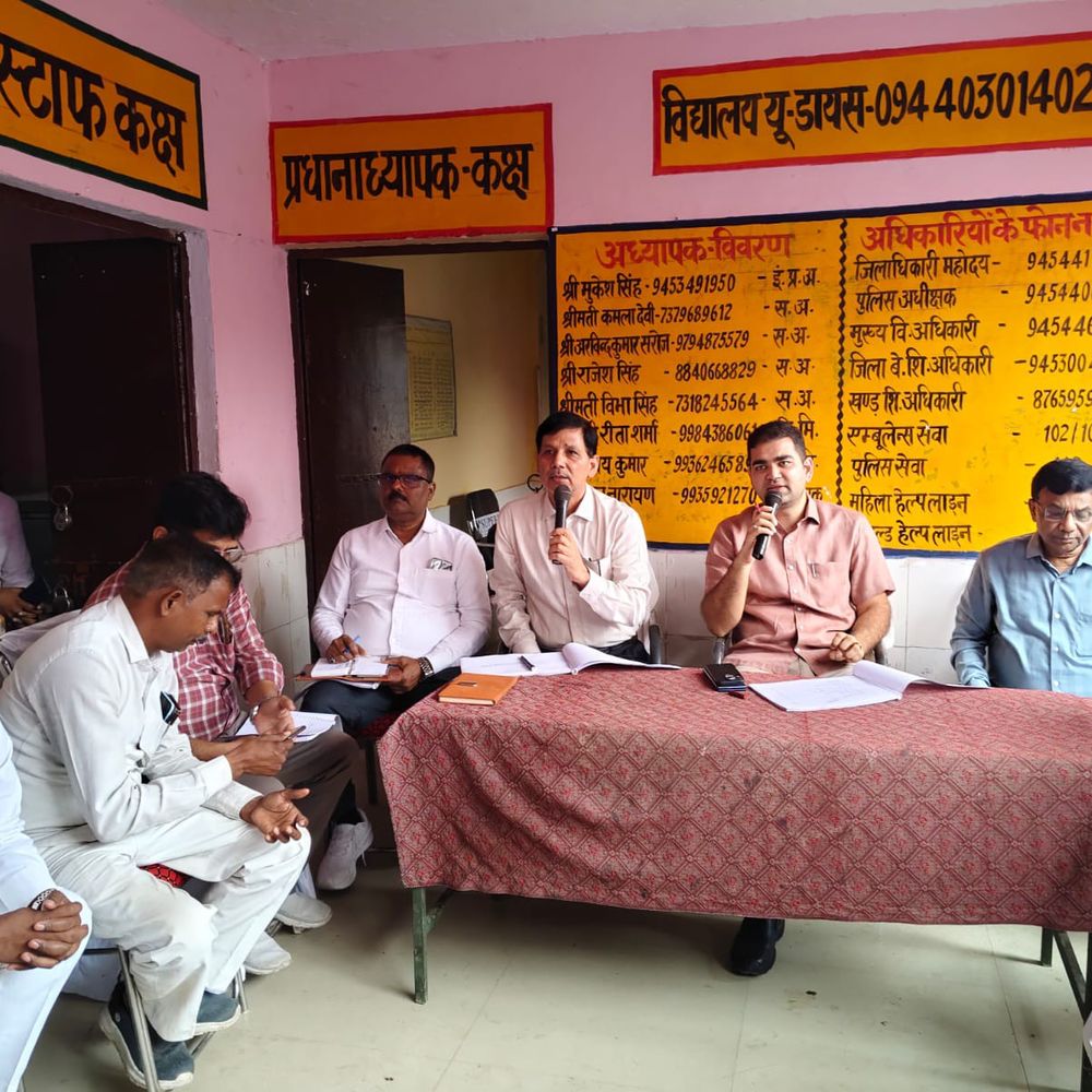 कौशांबी डीएम ने ग्राम चौपाल में सुनीं ग्रामीणों की समस्याएं:जल निगम को 15 दिन में टूटी सड़क ठीक करने के दिए निर्देश