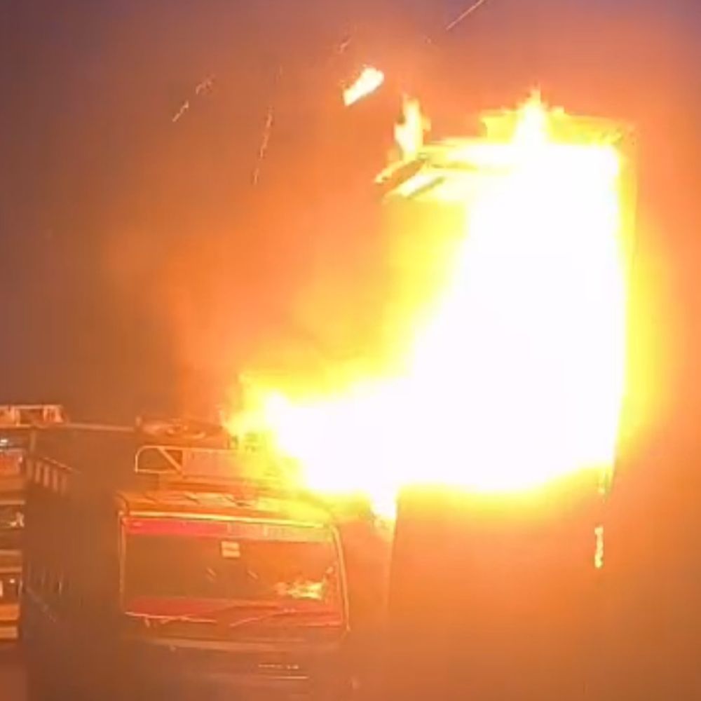 मेरठ में किताबों के कारखाने में आग:शॉर्ट सर्किट से लाखों का नुकसान, पिकअप भी जल गई