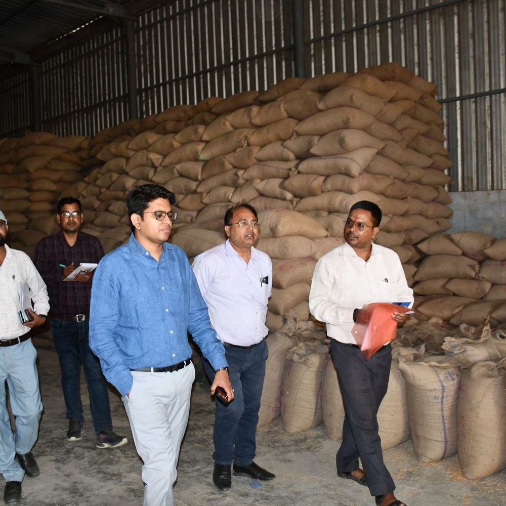 सिद्धार्थनगर डीएम ने गेहूं क्रय केंद्र का निरीक्षण किया:व्यवस्थाओं की परखी हकीकत, भुगतान में देरी पर सख्त चेतावनी