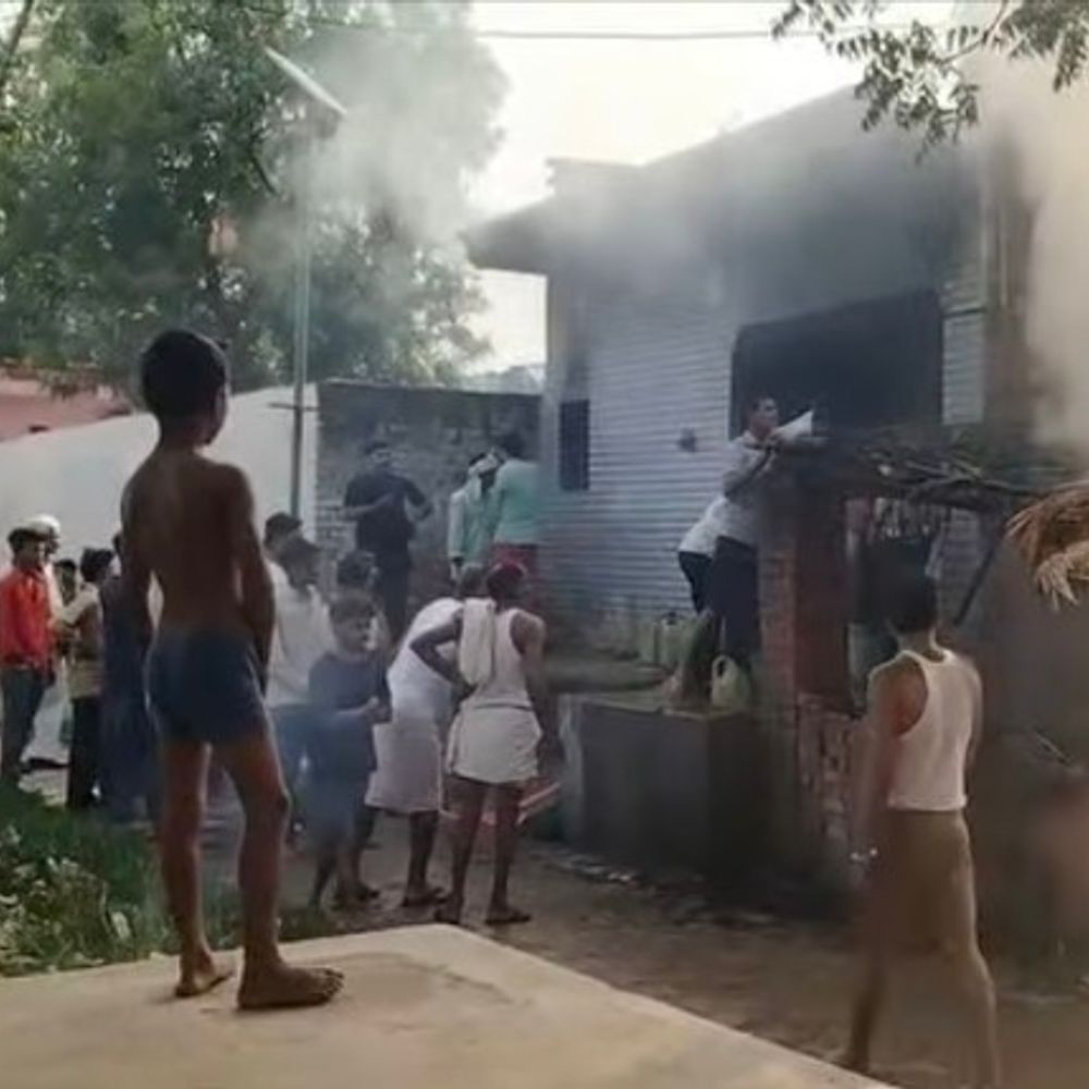 कौशांबी में सिलेंडर ब्लास्ट, महिला गंभीर रूप से झुलसी:चाय बनाते समय रेगुलेटर से गैस रिसाव, परिजन जान बचाकर भागे