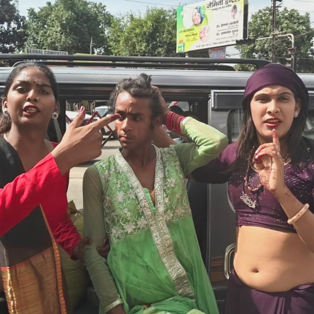 बिजनौर में किन्नरों ने नकली किन्नर को पकड़ा:किन्नर बनकर बधाई मांगने गया था युवक, पिटाई के बाद गाड़ी में ले गए साथ