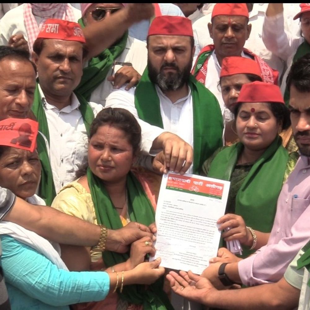 अलीगढ़ में बंद चीनी मिल को शुरू करने की मांग:सपा जिला अध्यक्ष ने मुख्यमंत्री के नाम संबोधित ज्ञापन ACM को सौंपा