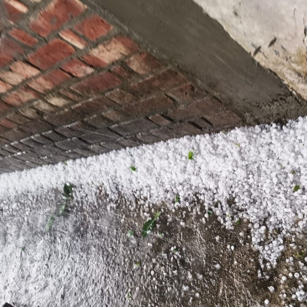 संभल में बारिश और ओले गिरे:40 किलोमीटर प्रति घंटे की रफ्तार से चली हवा, 6 डिग्री सेल्सियस गिरा तापमान